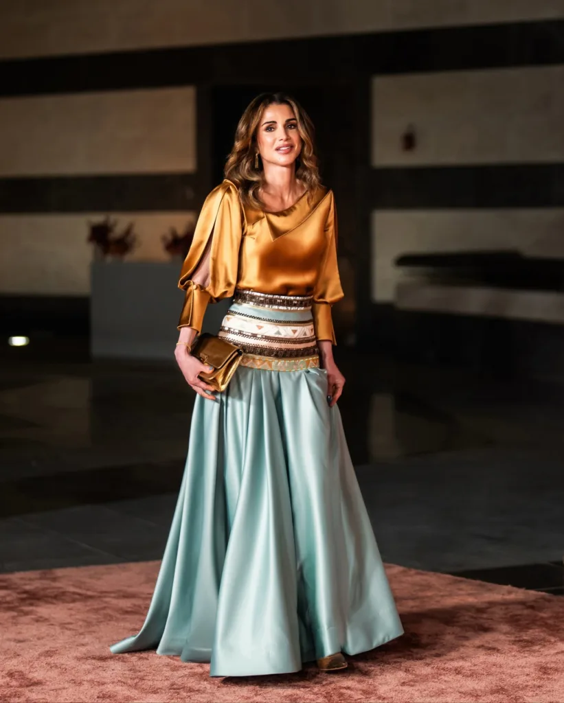 الملكة رانيا العبدالله تخطف الأنظار في العشاء الخيري بمتحف الفن الإسلامي في الدوحة