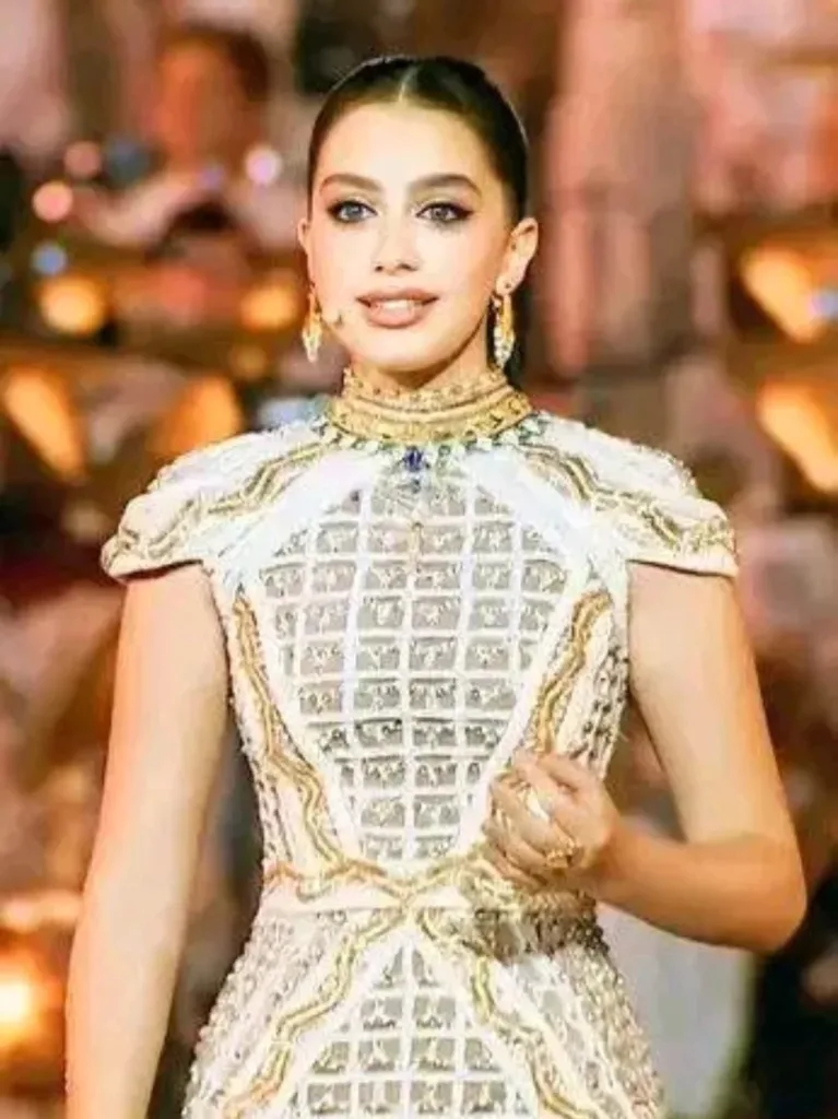 تألقت ياسمينة العبد في افتتاح المتحف المصري الكبير بفستان كريمي بتصميم فرعوني.