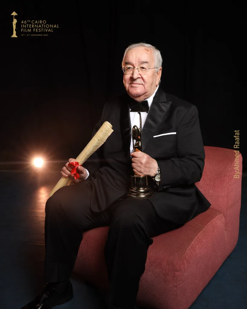 جلسة تصوير تجمع بين خالد النبوي والمخرج محمد عبد العزيز