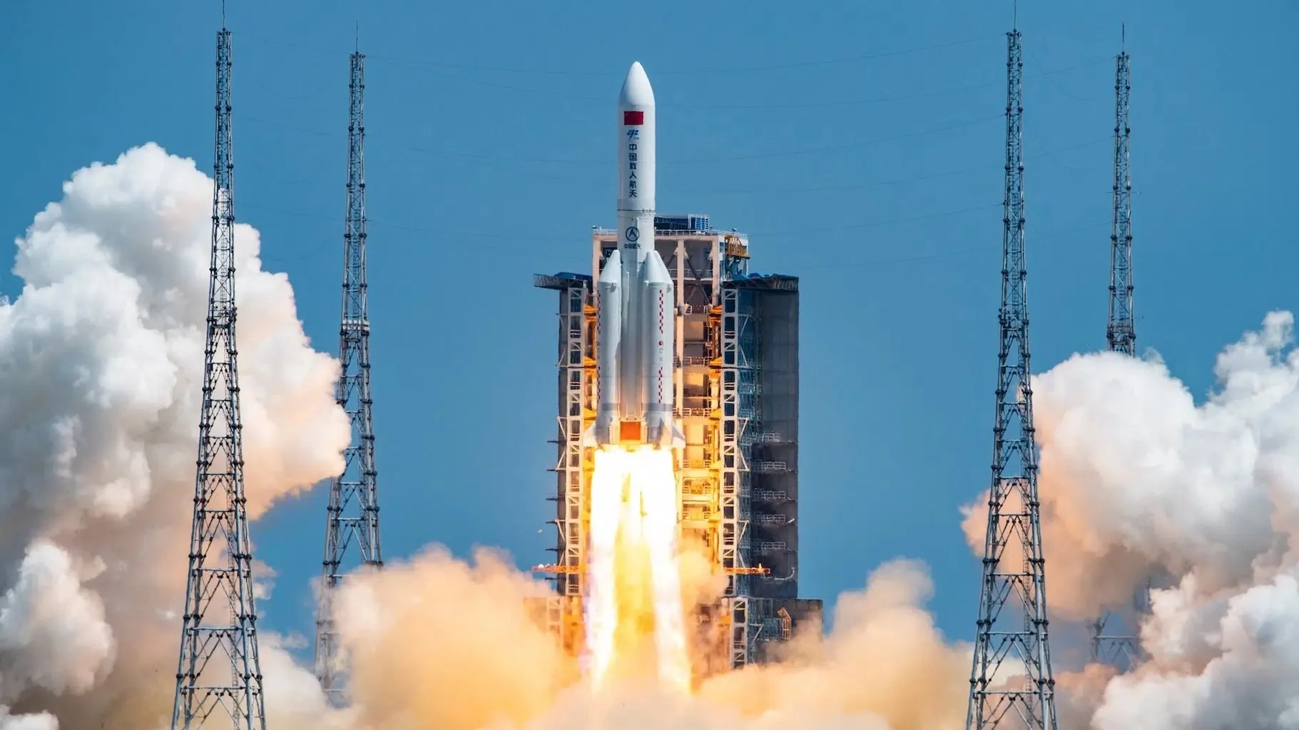 الصين تطلق صاروخا محمّلا بقمرين اصطناعيين للتجارب التقنية