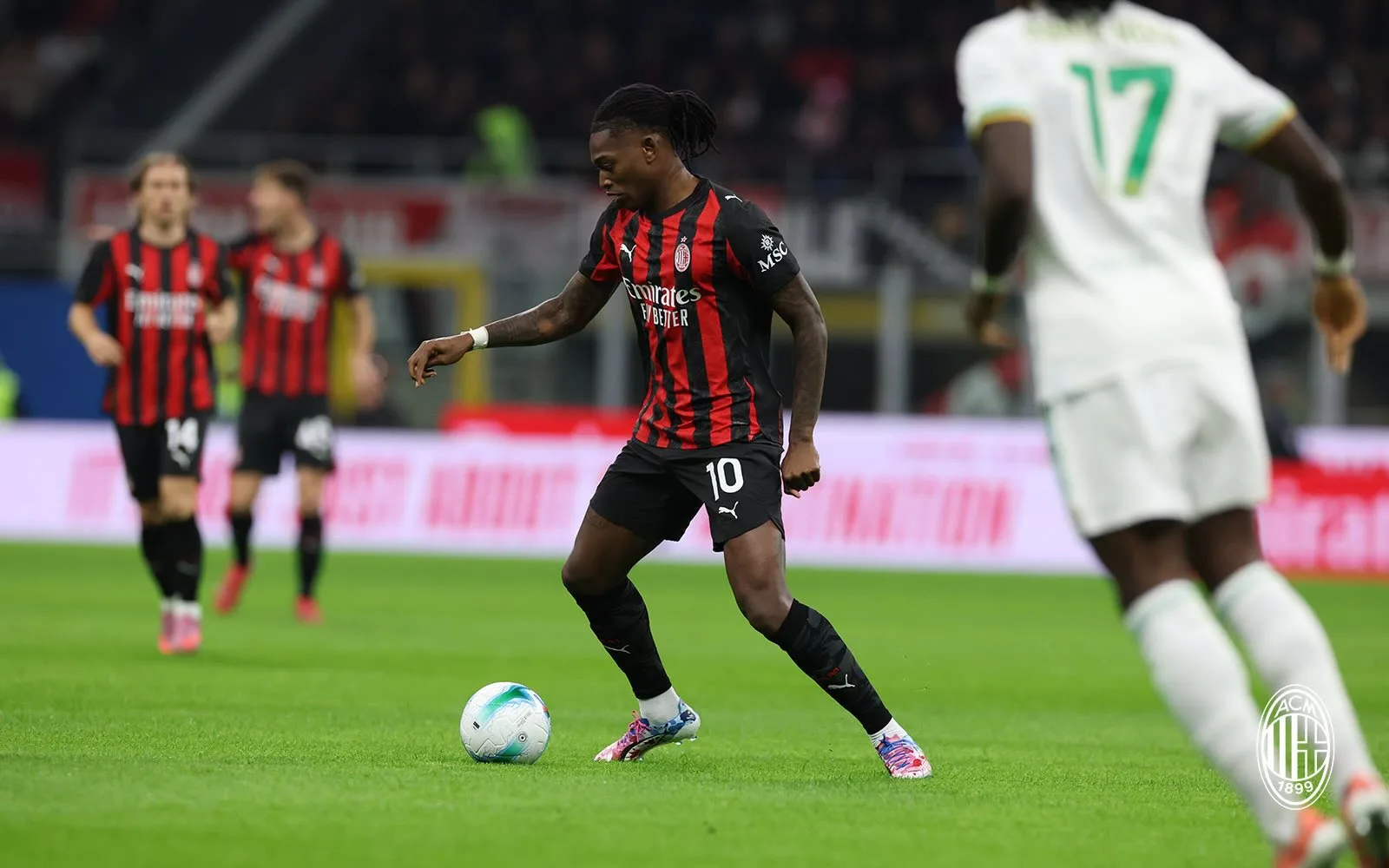 ميلان يتغلب على روما ويقترب من الصدارة في الكالتشيو