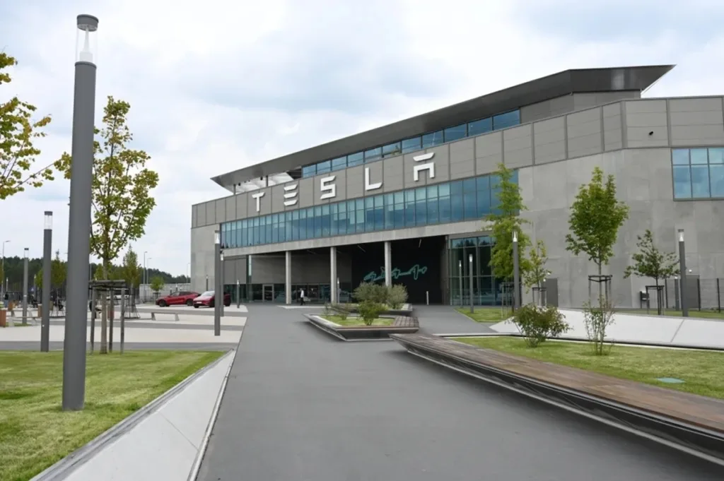 “تسلا” على وشك إنتاج شريحة مبتكرة لمركباتها الكهربائية