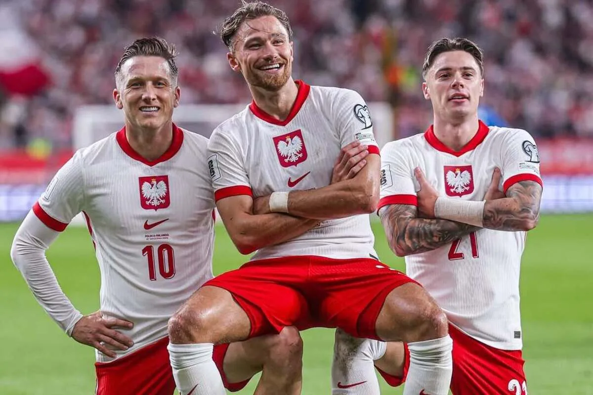 احتفال منتخب بولندا لكرة القدم بعد الفوز