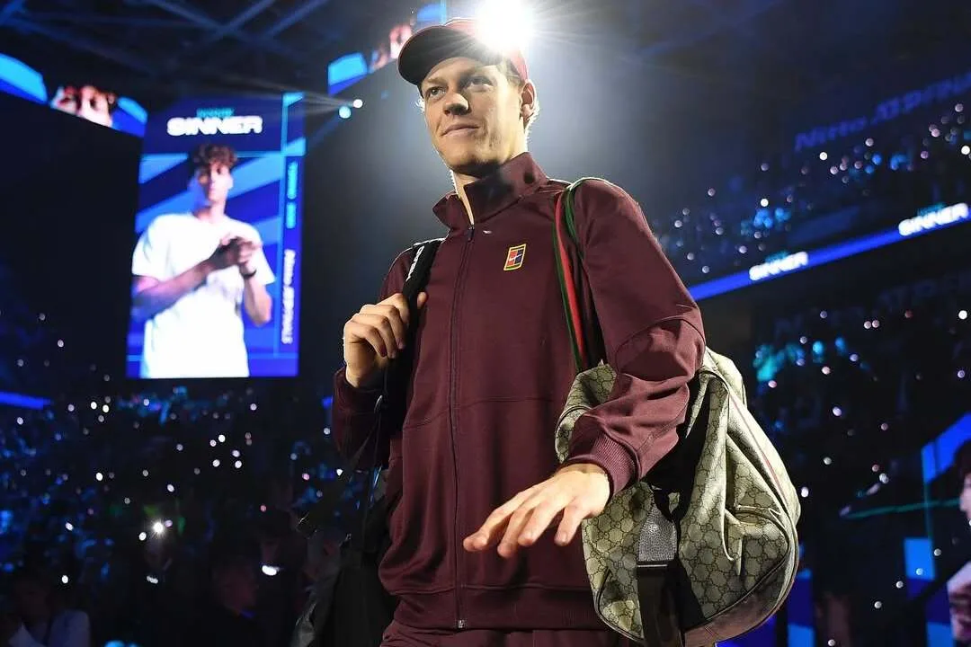 يانيك سينر يحتفل بالفوز في تورينو