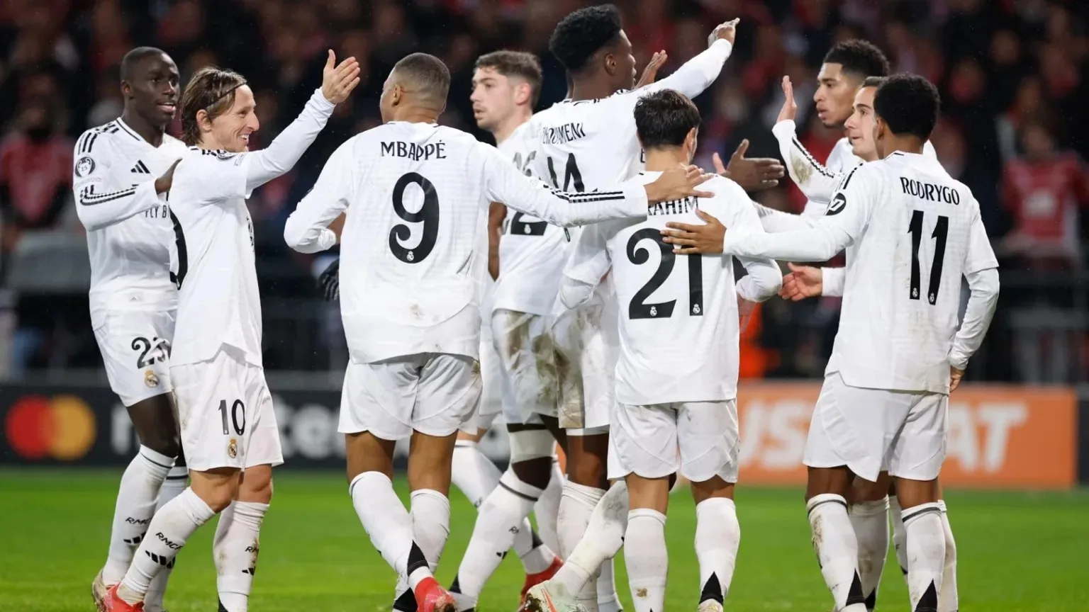 ريال مدريد يكتسح فالنسيا برباعية ويعزز صدارته