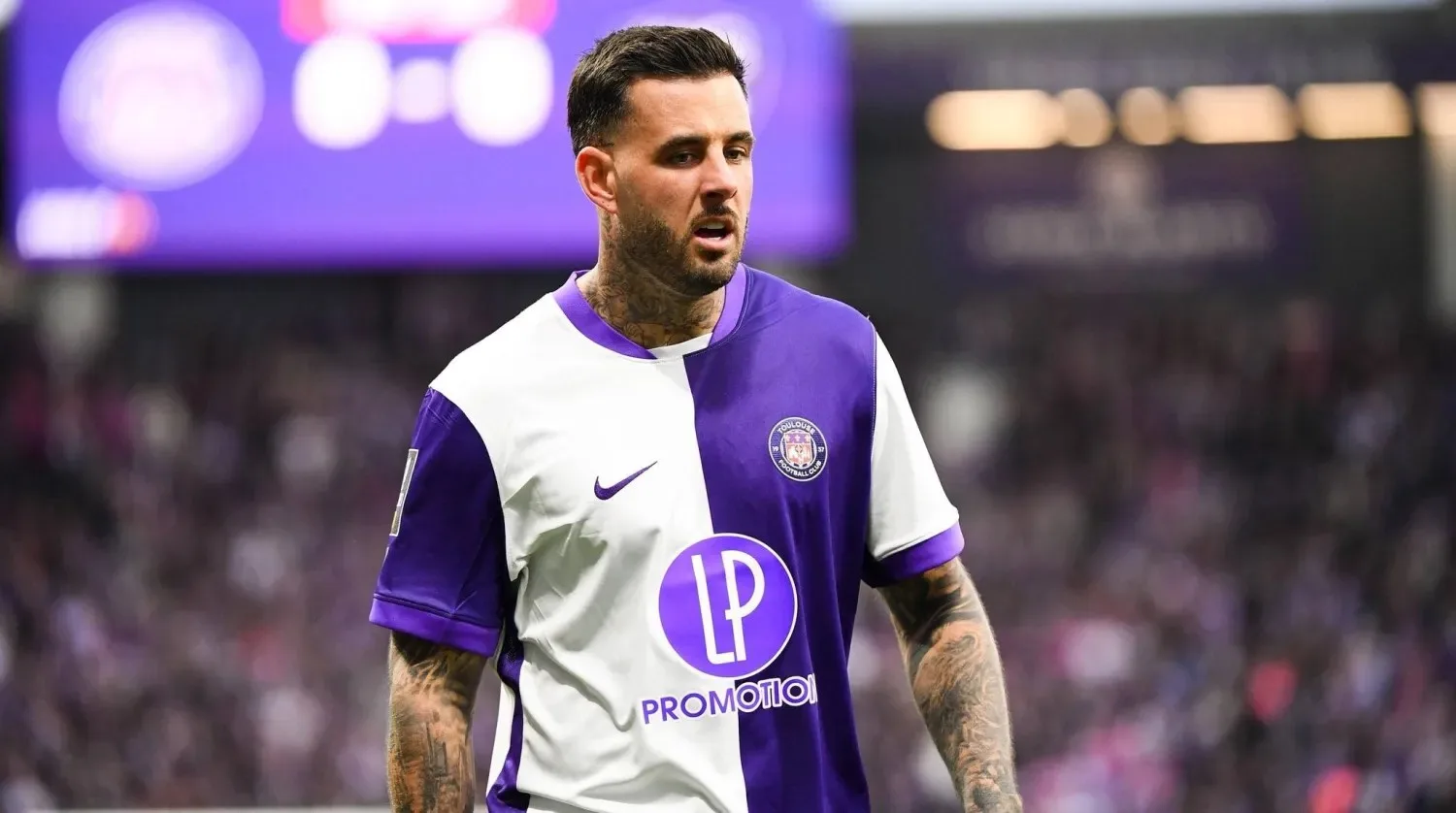 أرون دونيم لاعب نادي تولوز الفرنسي في قميص الفريق الأرجواني والأبيض