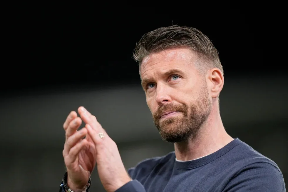 روب إدواردز مدير كرة القدم يصفق في مباراة رسمية