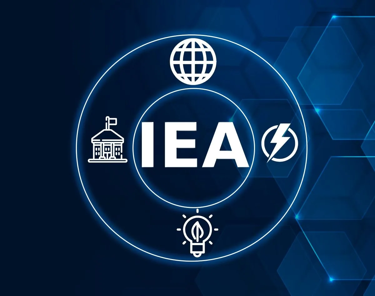 شعار وكالة الطاقة الدولية IEA مع رموز الطاقة والبيئة والتكنولوجيا