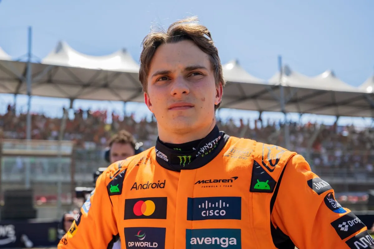 أوسكار بياستري سائق فورمولا 1 بفريق ماكلارين في ملعب سباقات