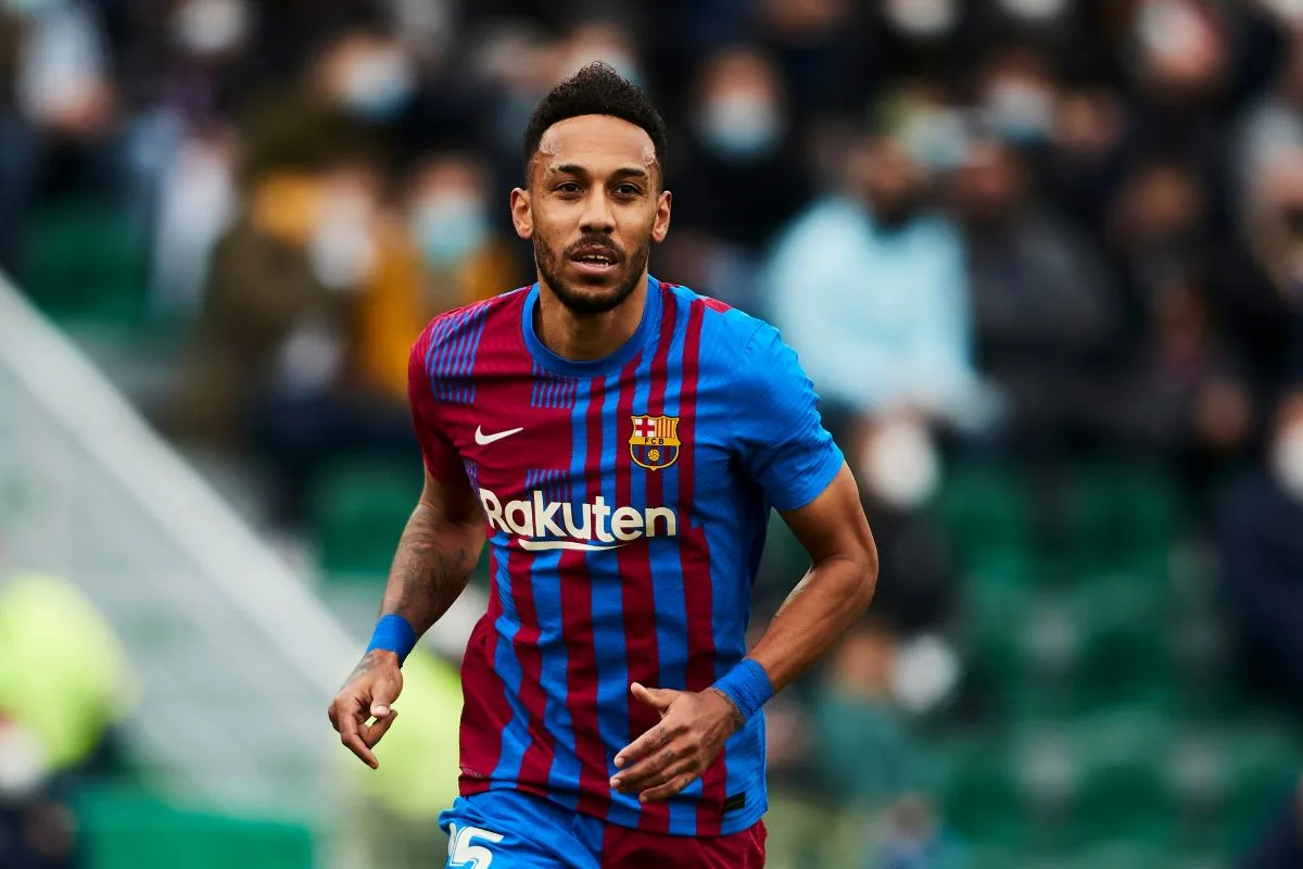 بيير إيميريك أوباميانج يرتدي قميص برشلونة الأحمر والأزرق مع شعار راكوتن خلال مباراة رسمية