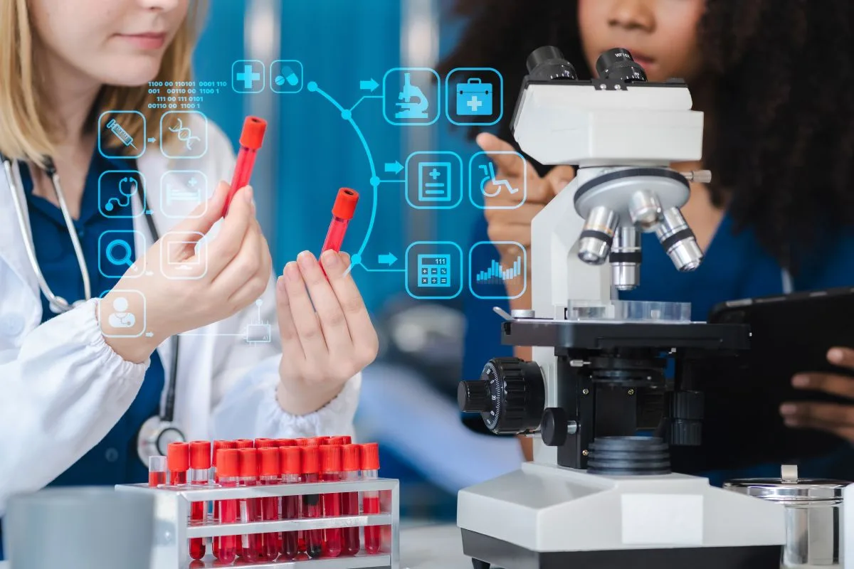 باحثات طبيات يحللن عينات دم باستخدام المجهر والتكنولوجيا الطبية