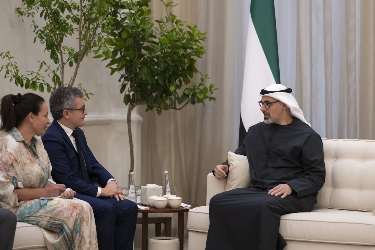 خالد بن محمد بن زايد يلتقي وزير العدل الفرنسي
