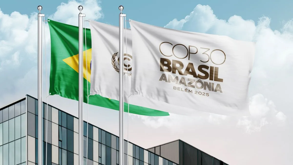 أعلام البرازيل وشعار كوب30 بمؤتمر المناخ في بيليم أمازونيا 2025