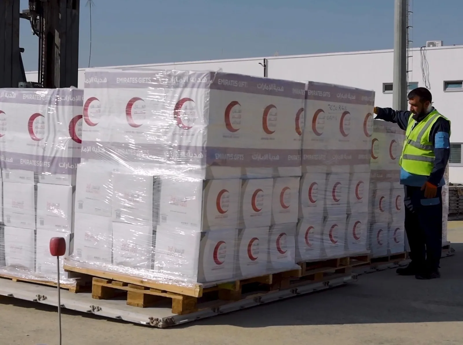 الإمارات ترسل طائرة مساعدات خامسة لدعم متضرري زلزال أفغانستان