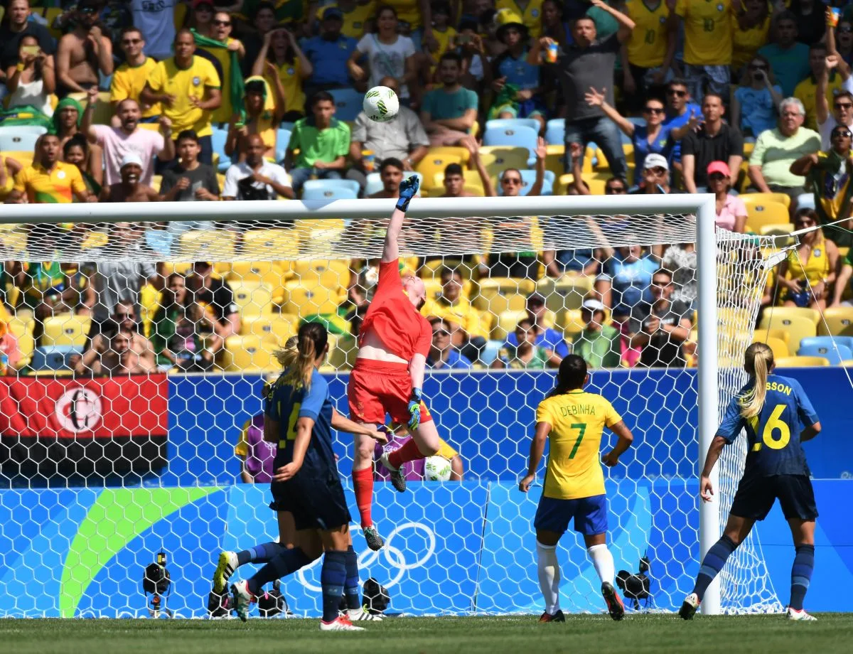 حارسة مرمى تتصدى لتسديدة في مباراة كرة قدم للسيدات وسط حضور جماهيري كبير