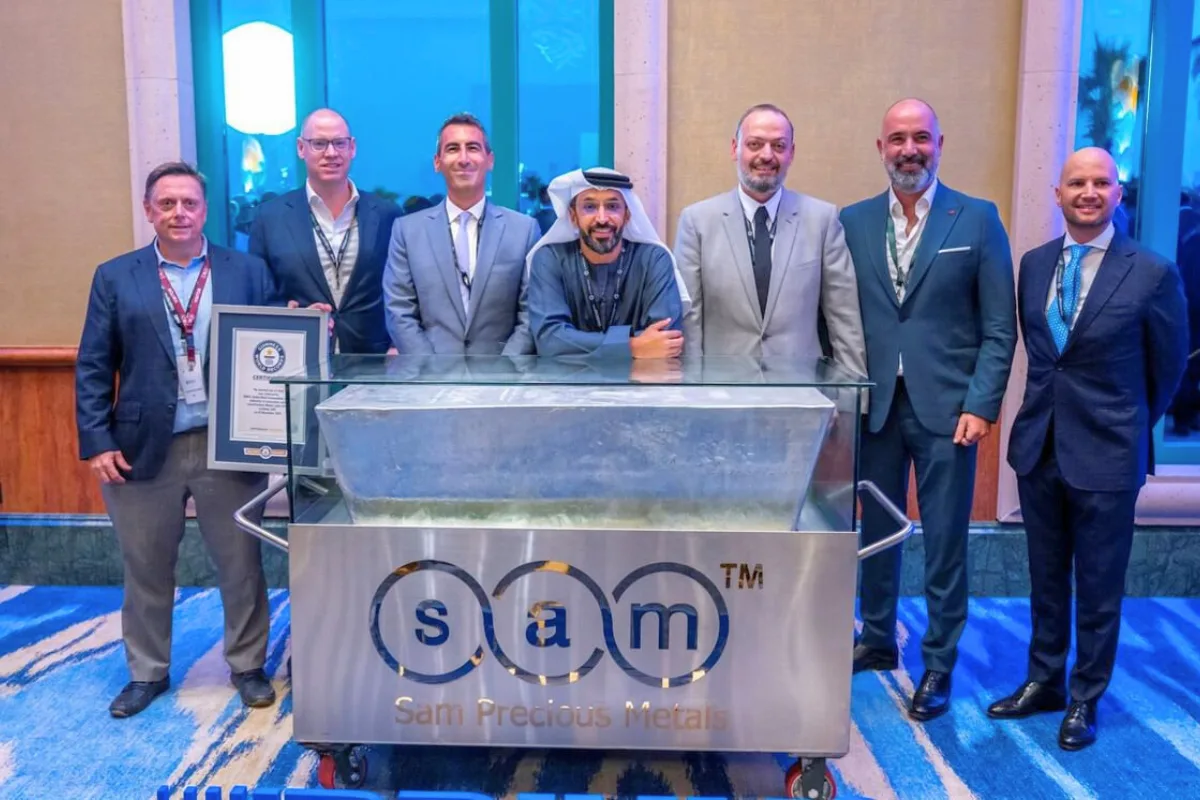 مركز دبي للسلع المتعددة يكشف أكبر سبيكة فضة بالعالم بوزن 1.9 طن