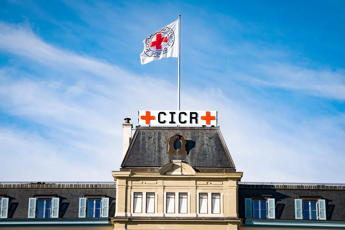 مقر اللجنة الدولية للصليب الأحمر في جنيف بعلم المنظمة
