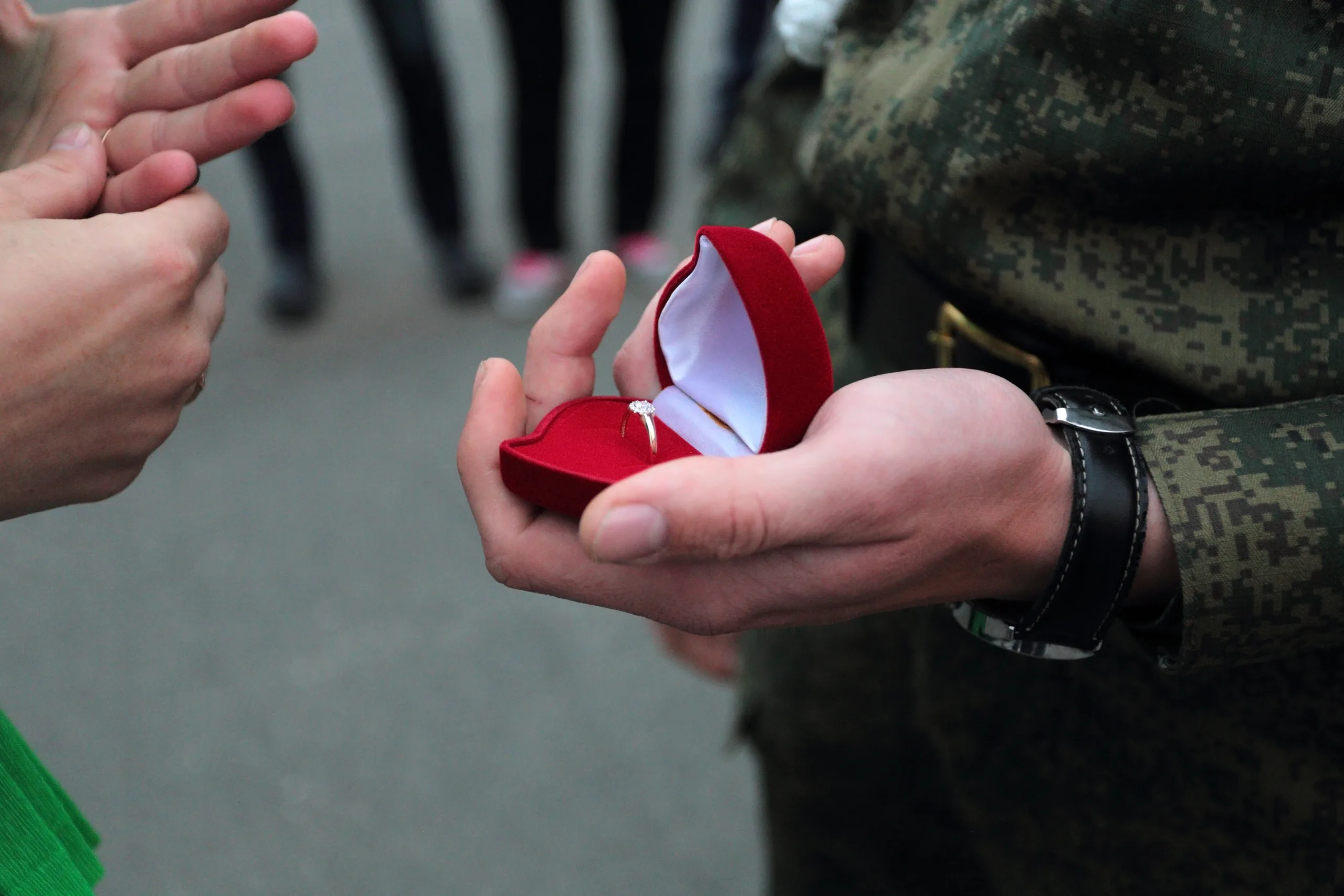 روسيا: ظاهرة “الأرامل السوداء” واستغلال الجنود في عمليات الزواج الاحتيالي