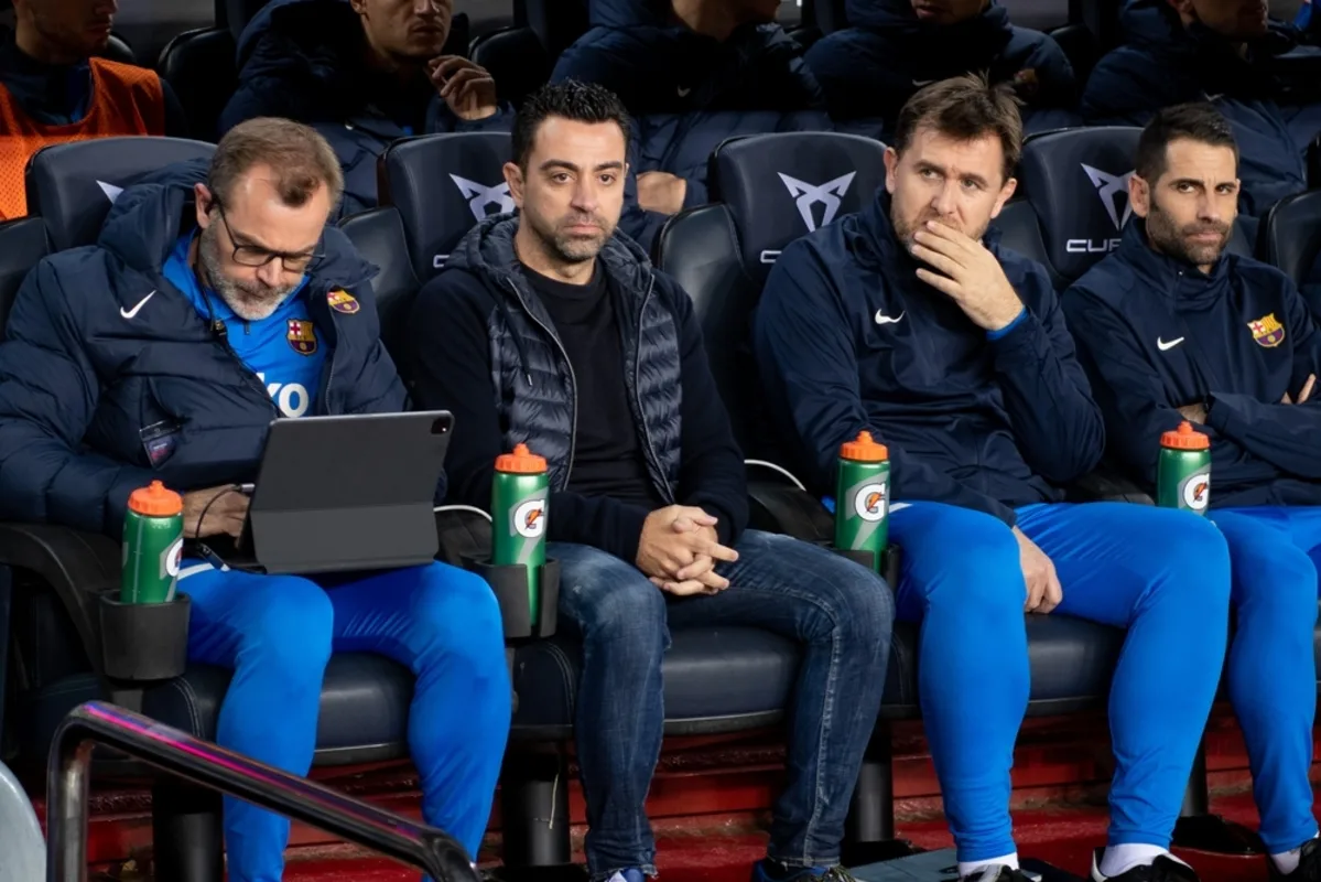 تشافي يتصدر الجبهة المعارضة لإدارة برشلونة الحالية