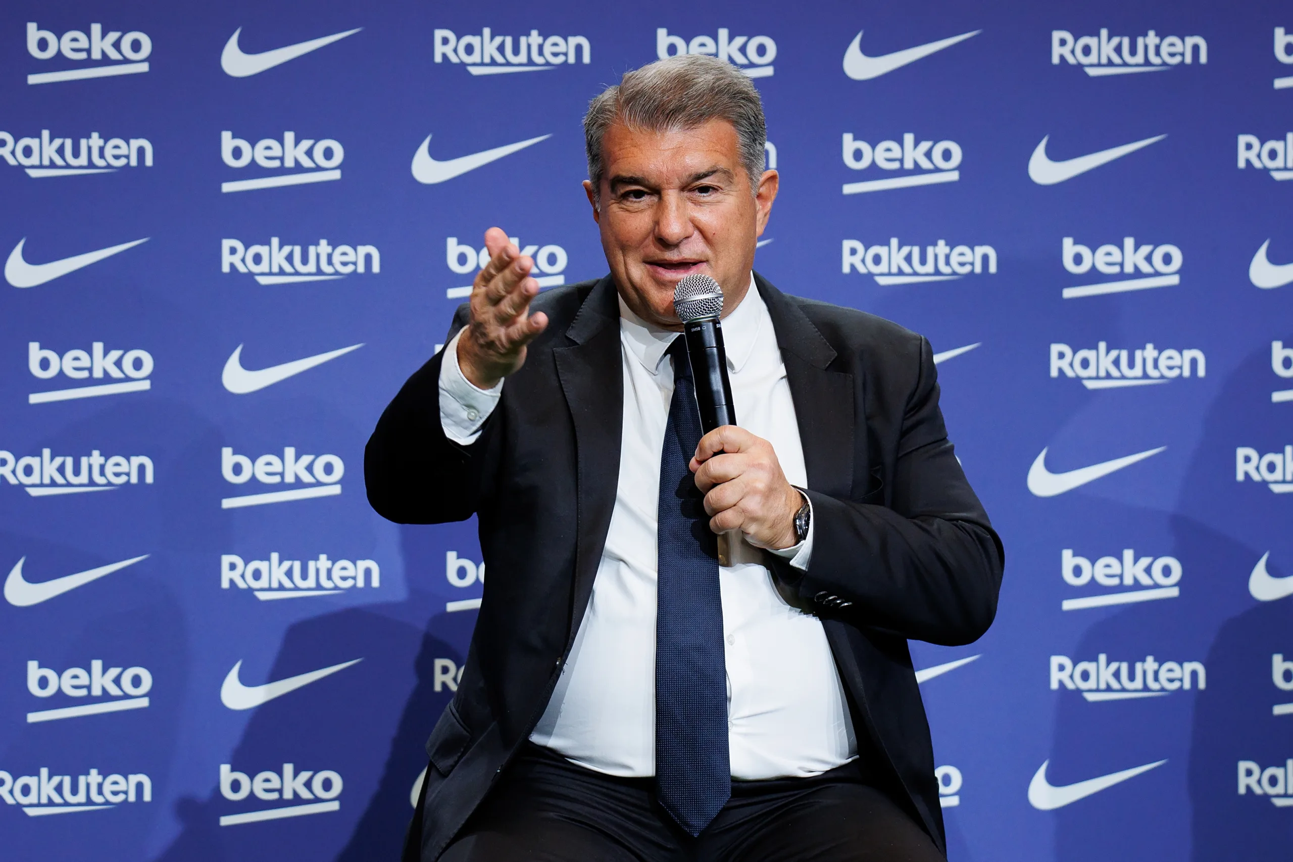 تمثال ميسي في برشلونة خارج كامب نو