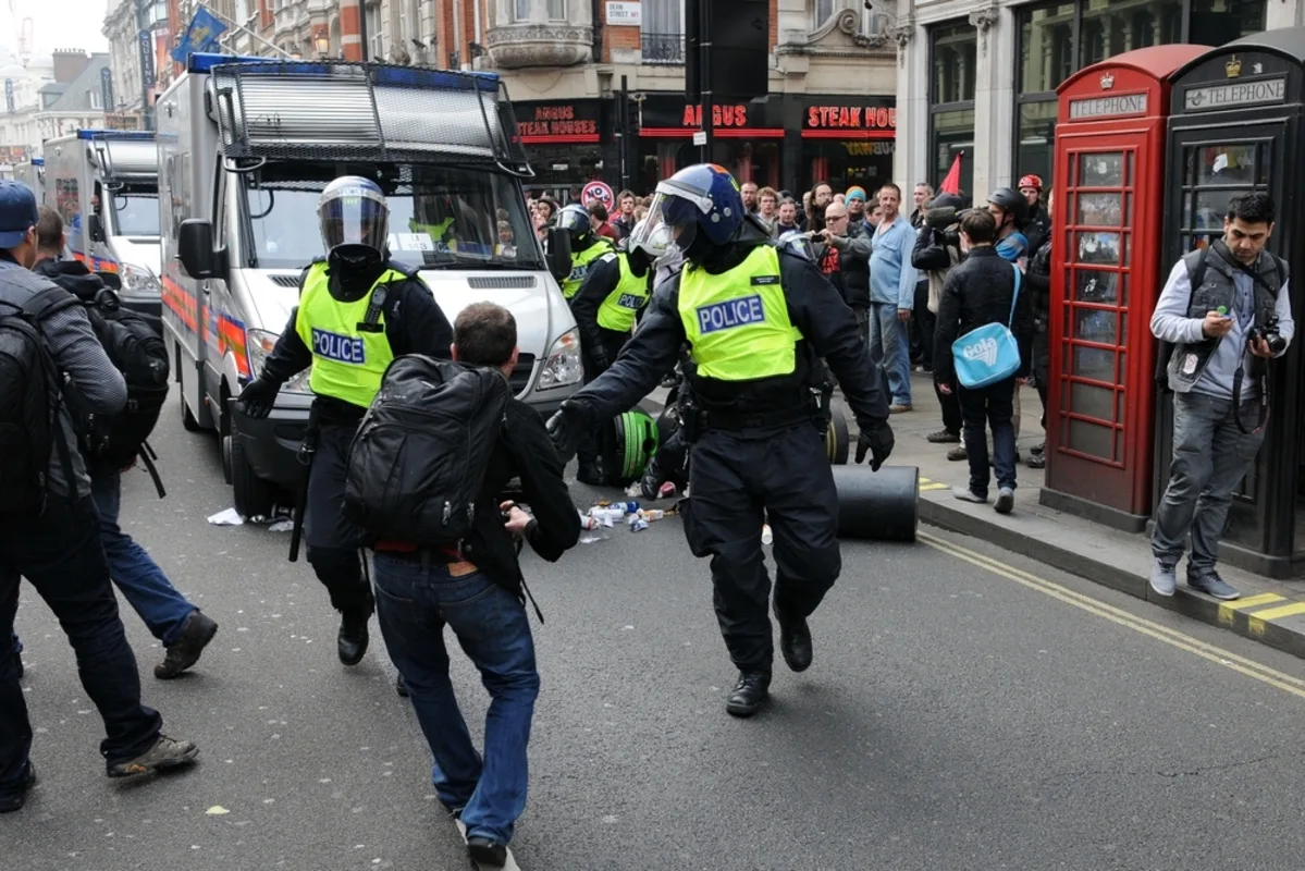 اعتقال شخصين في بريطانيا إثر هجوم طعن على ركاب قطار