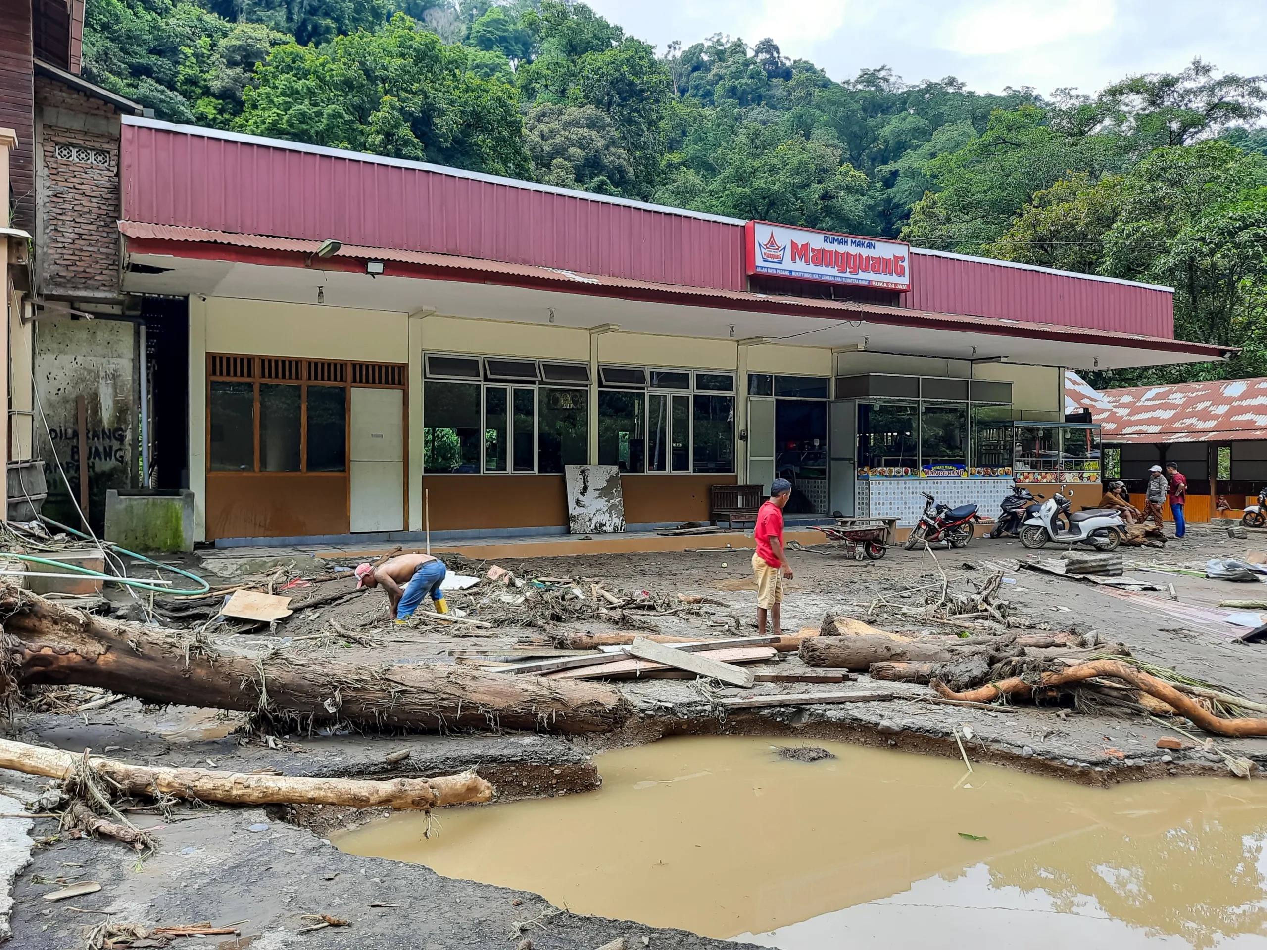 انهيارات أرضية في جاوة الوسطى بعد أمطار غزيرة، مع جهود البحث والإنقاذ.