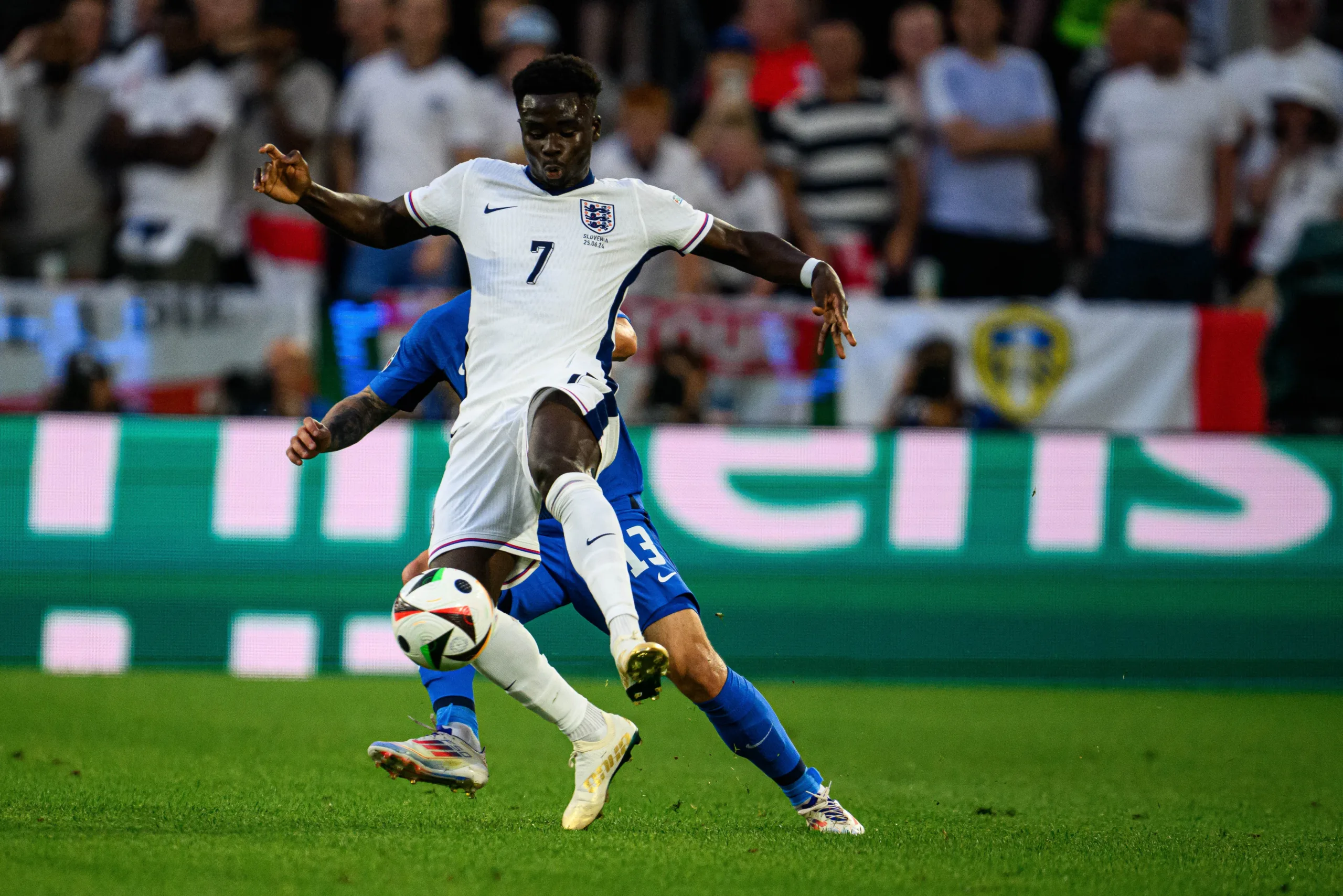 ساكا وإيزي يتألقان… وإنجلترا تواصل الانتصارات بلا أخطاء