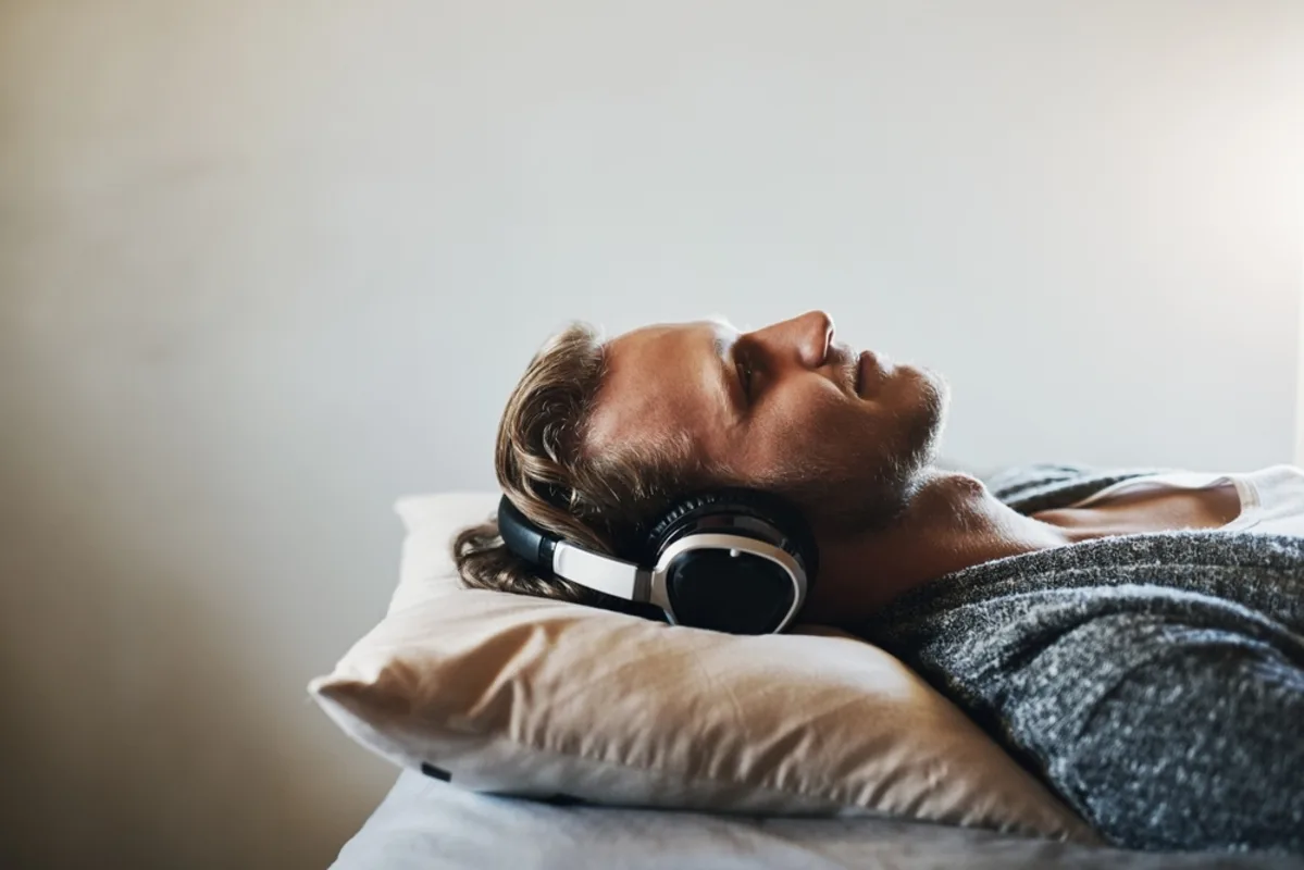 النوم بسماعات الأذن قد يؤدي إلى الخرف