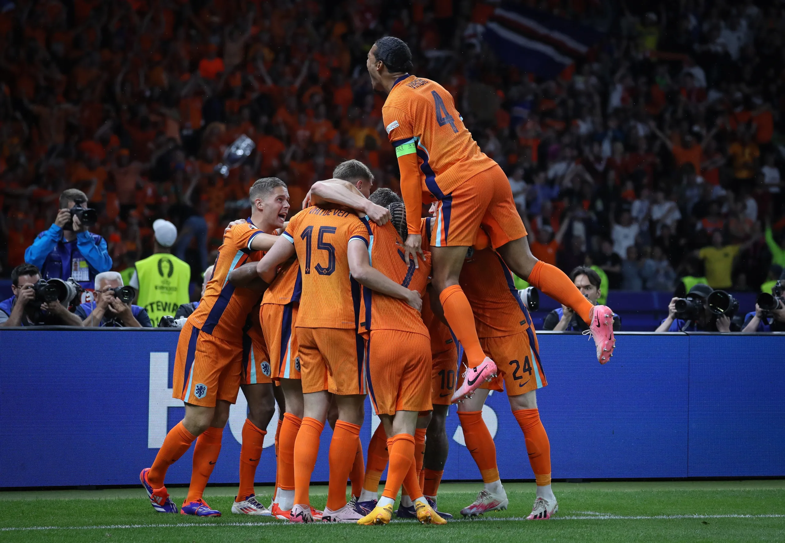 هولندا تتأهل لكأس العالم