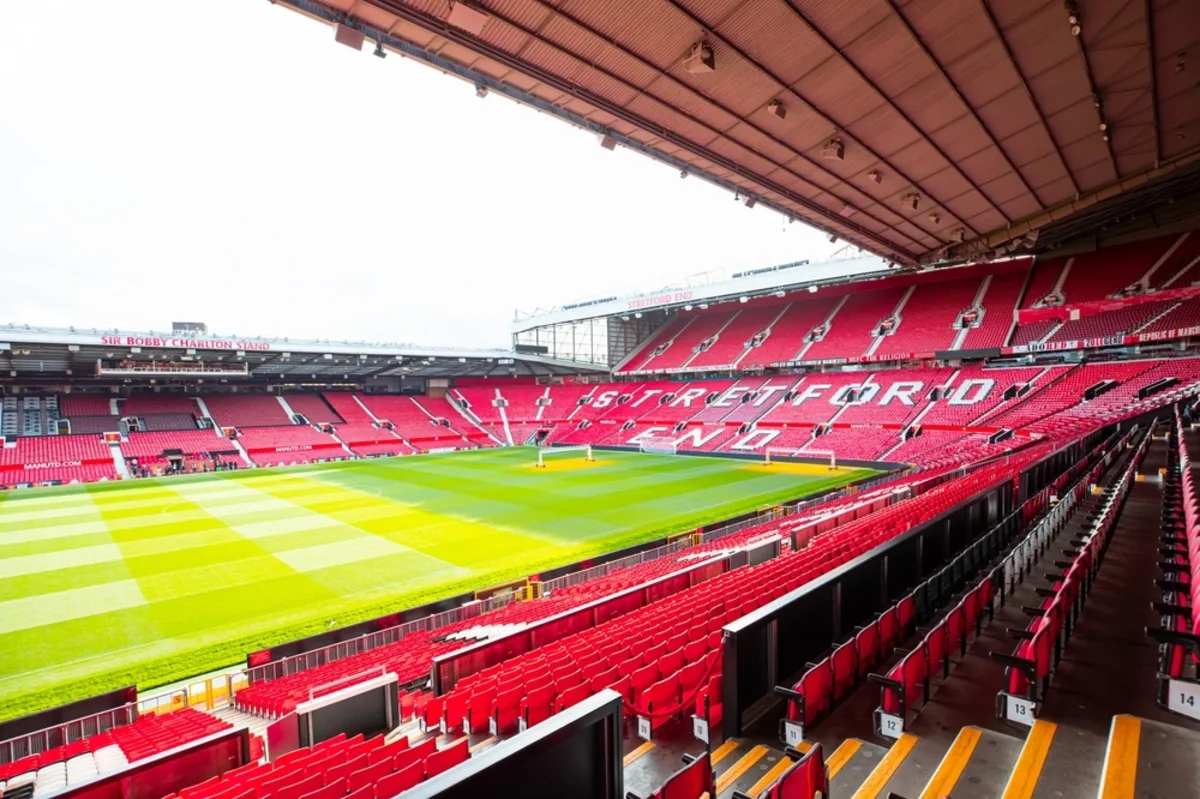 مانشستر يونايتد يواجه إيفرتون اليوم.. الموعد والقنوات الناقلة