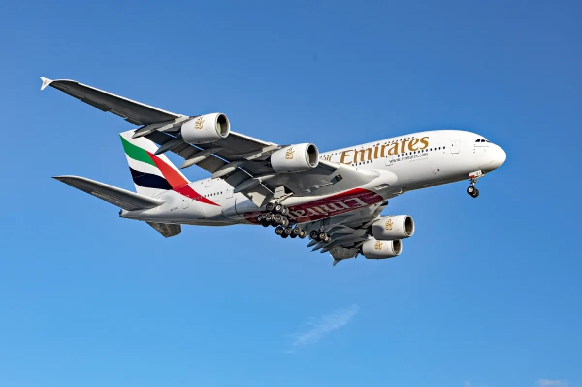 “طيران الإمارات” و”اينوك” تتعاونان لتطوير مبادرات توريد وقود الطيران المستدام