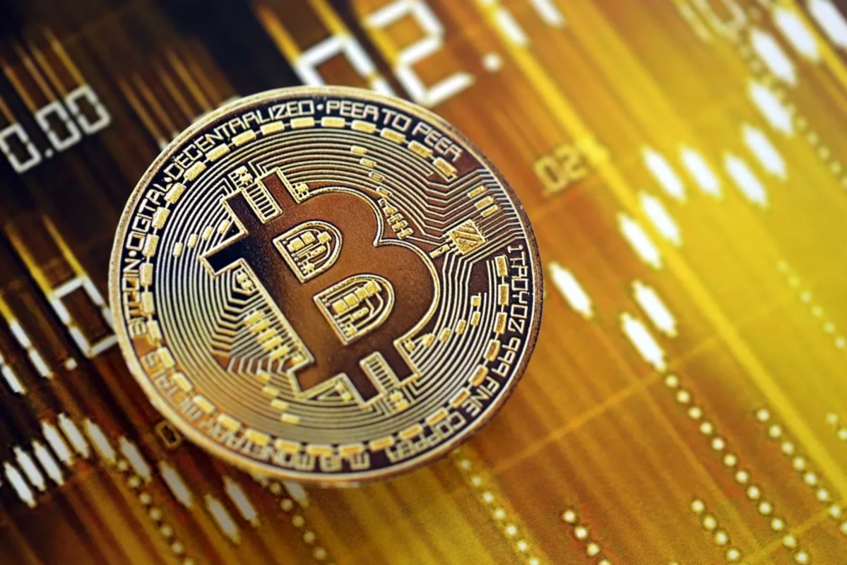 العملات الرقمية اليوم.. بيتكوين عند 101,714 دولار والإيثريوم تتجاوز 3,377 دولار