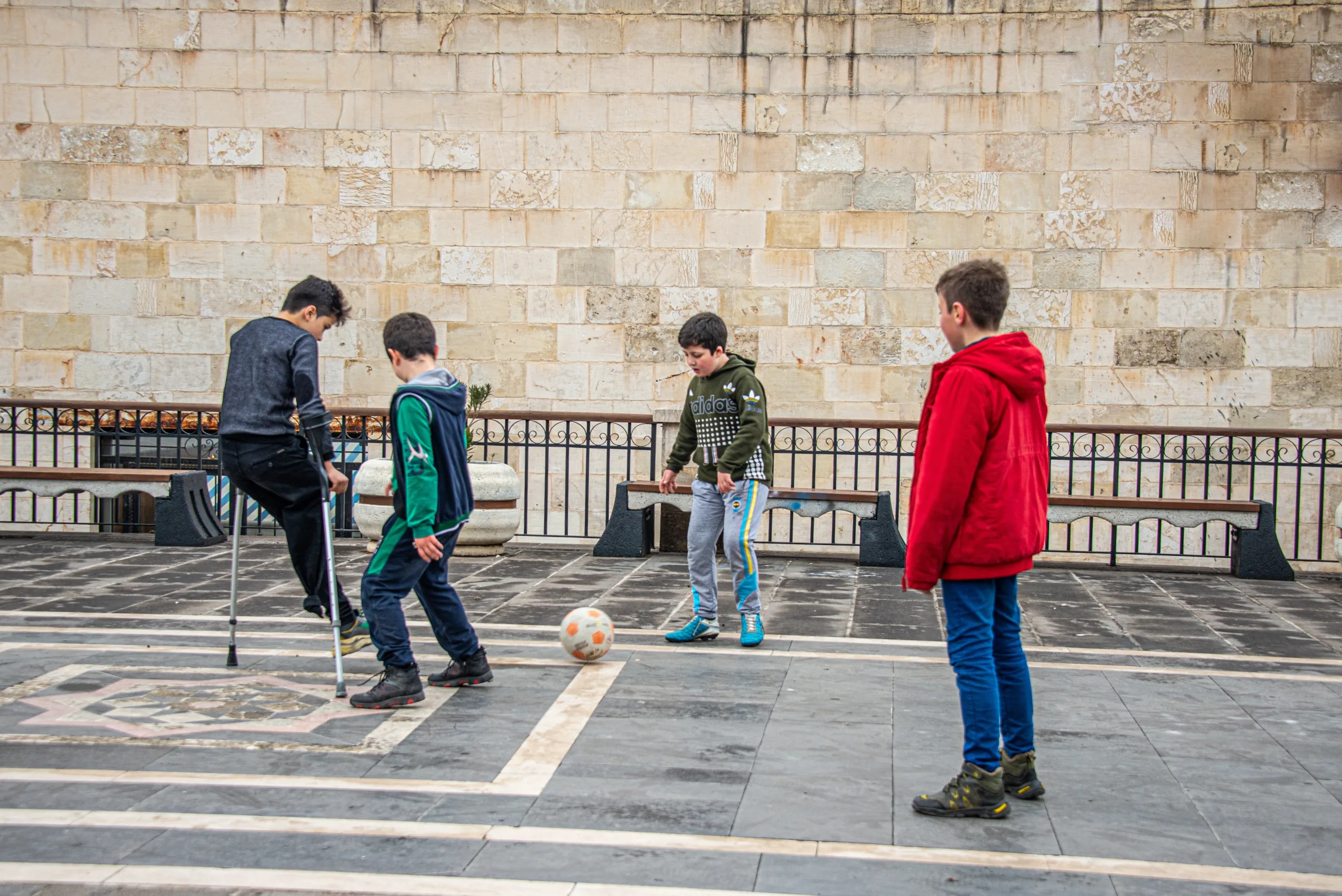 تقرير الشبكة السورية لحقوق الإنسان: مأساة أطفال سوريا خلال 14 عامًا من النزاع