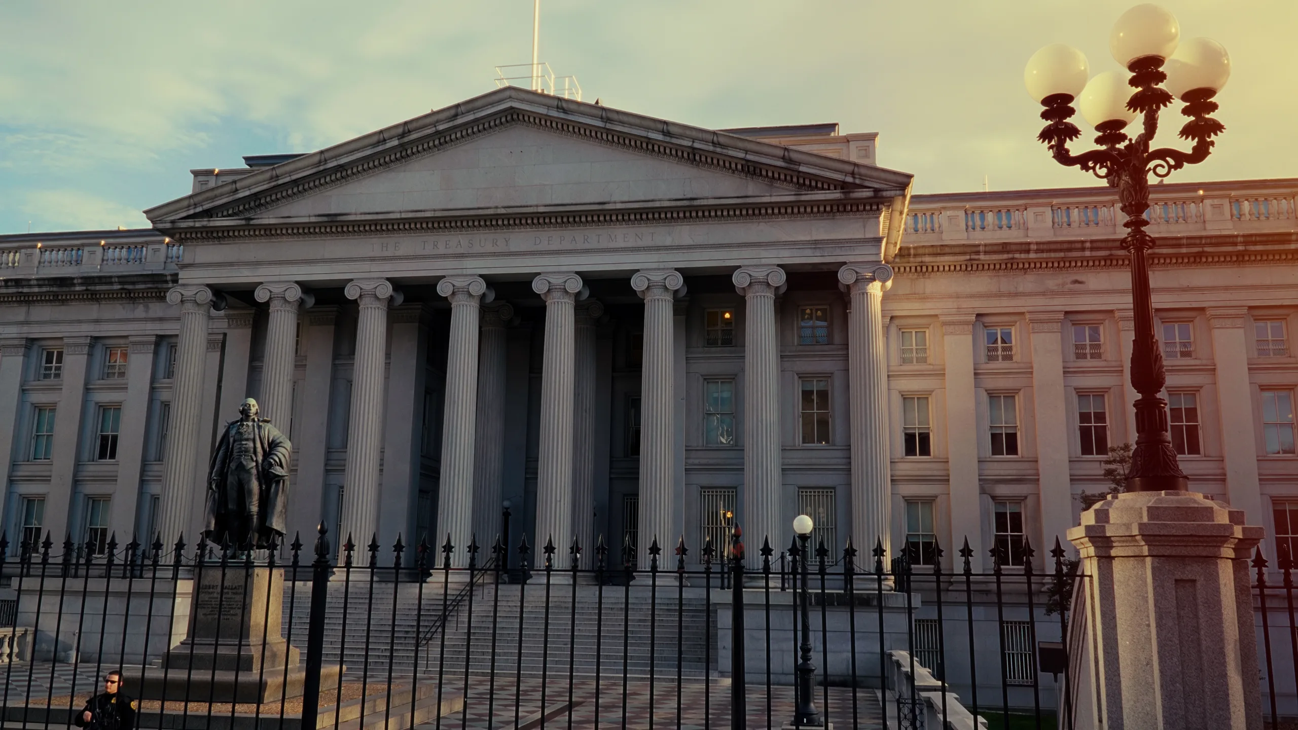 فرض عقوبات أمريكية جديدة على كيانات وأشخاص مرتبطين بإيران