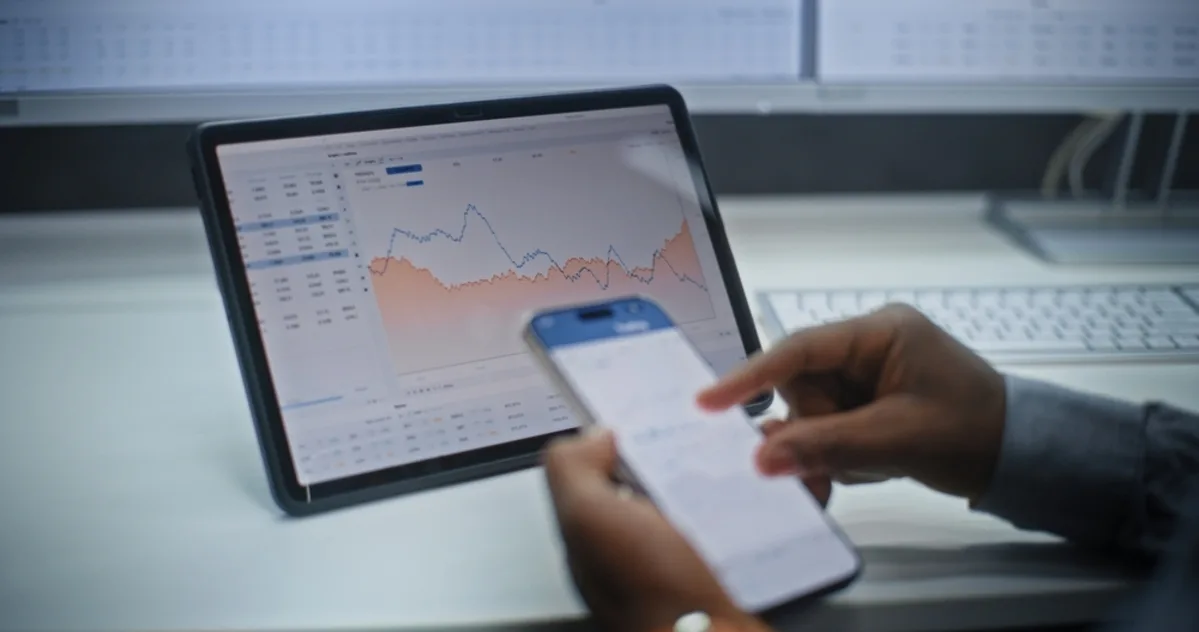 كيف تُهندس وسيطاً يموِّل ويسحب بسرعة، من دون أن يربك الامتثال