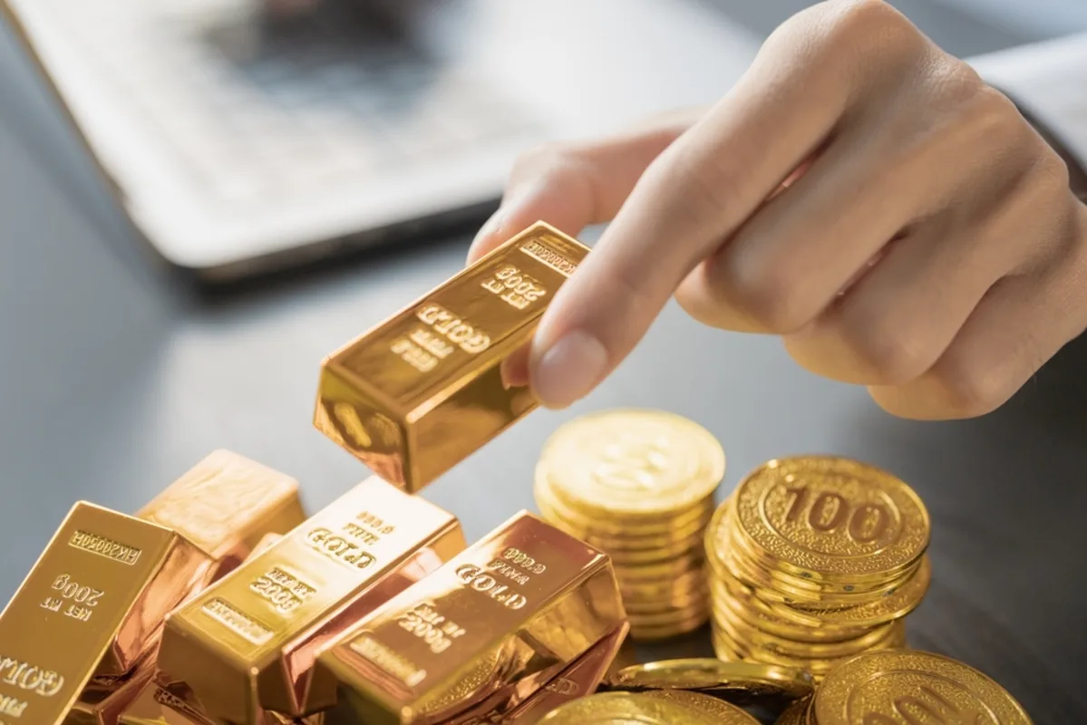 الذهب يتراجع مع صعود الدولار وضعف توقعات خفض الفائدة الأمريكية