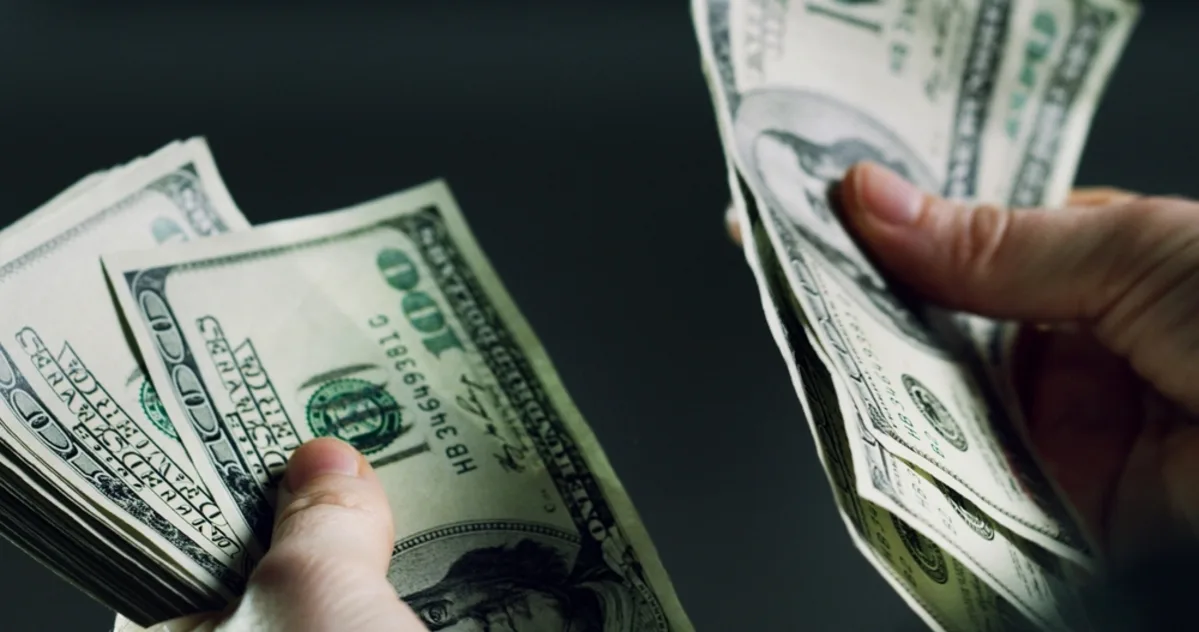 انقسام الفيدرالي الأمريكي يدعم استقرار الدولار قرب ذروته في ثلاثة أشهر