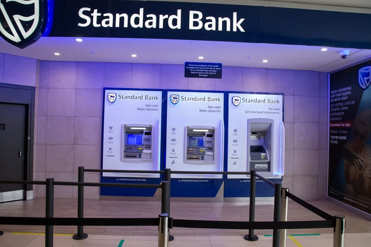 فروع أجهزة الصرف الآلي لبنك ستاندرد في فرع بنكي حديث