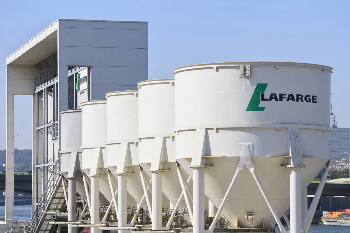 فرنسا تبدأ محاكمة شركة “لافارج” بتهمة تمويل الإرهاب في سوريا