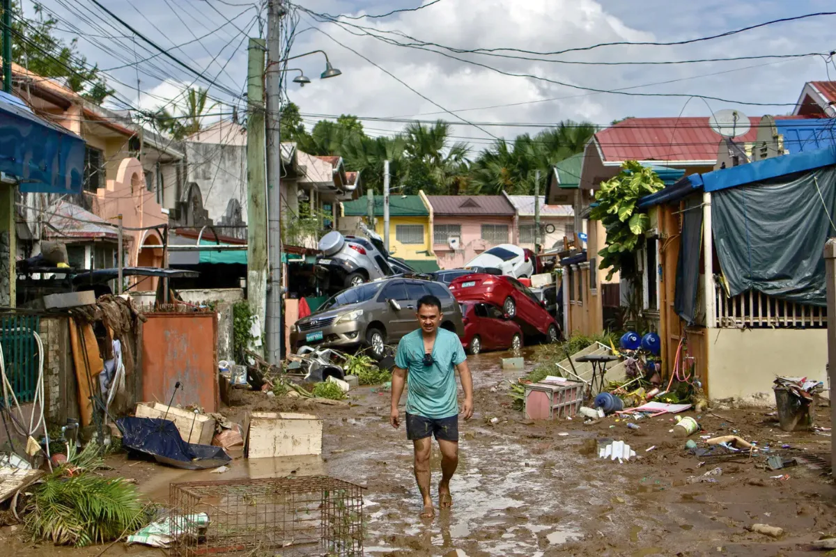 الإعصار “كالمايغي” يجتاح السواحل الفيتنامية برياح وأمطار غزيرة