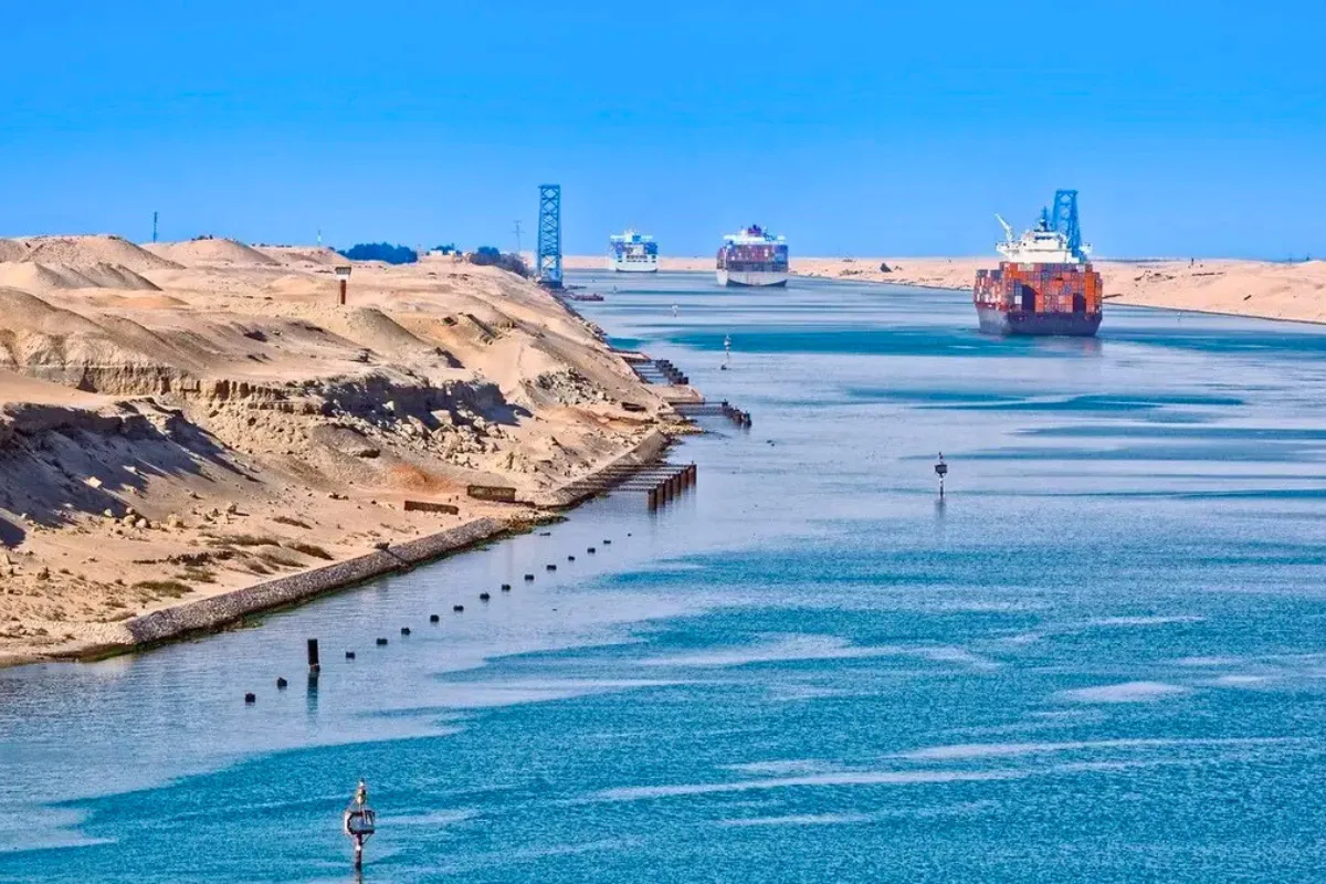 مصر:قناة السويس تسجل نمواً إيجابياً لأول مرة منذ شهور