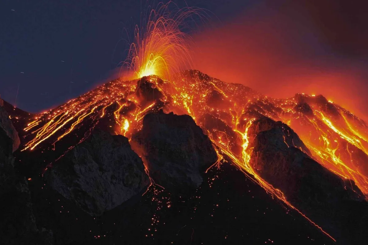 ثوران جديد لبركان كيلاويا بنوافير حمم قياسية الارتفاع