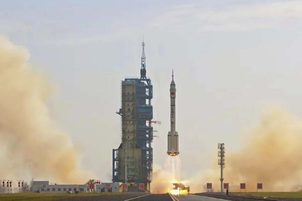 الصين تطلق مركبة لإعادة روادها من محطة الفضاء إلى مدار الأرض
