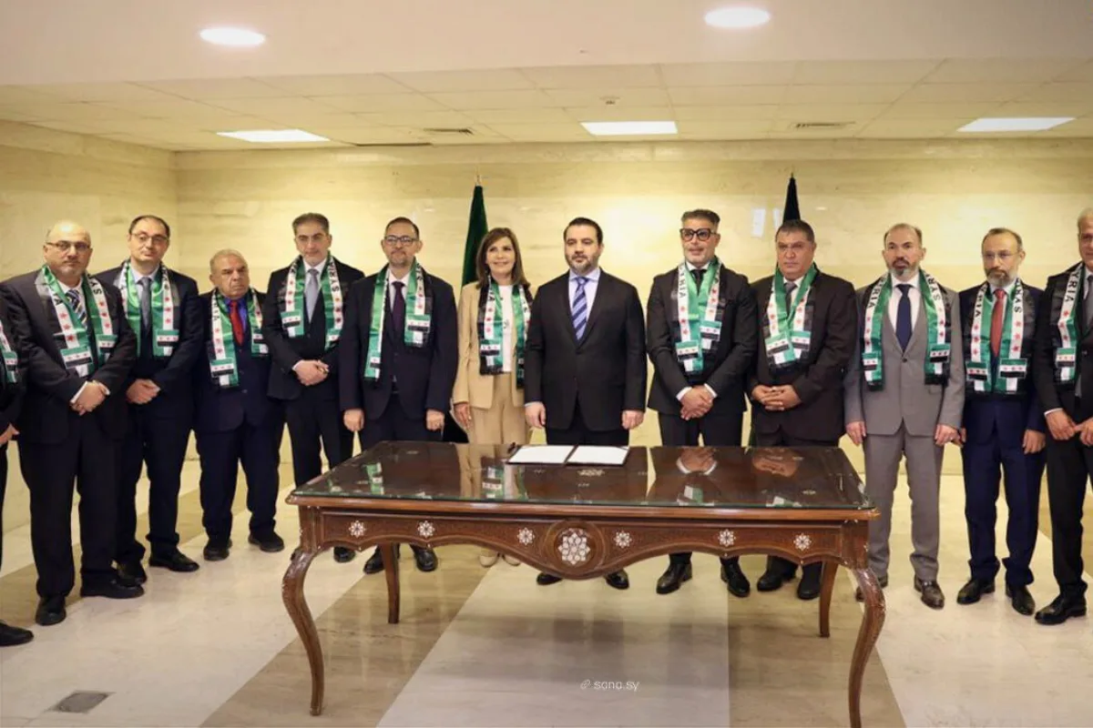 الشيباني يوقع قرار بعودة 19 دبلوماسيا منشقا عن نظام الأسد إلى عملهم