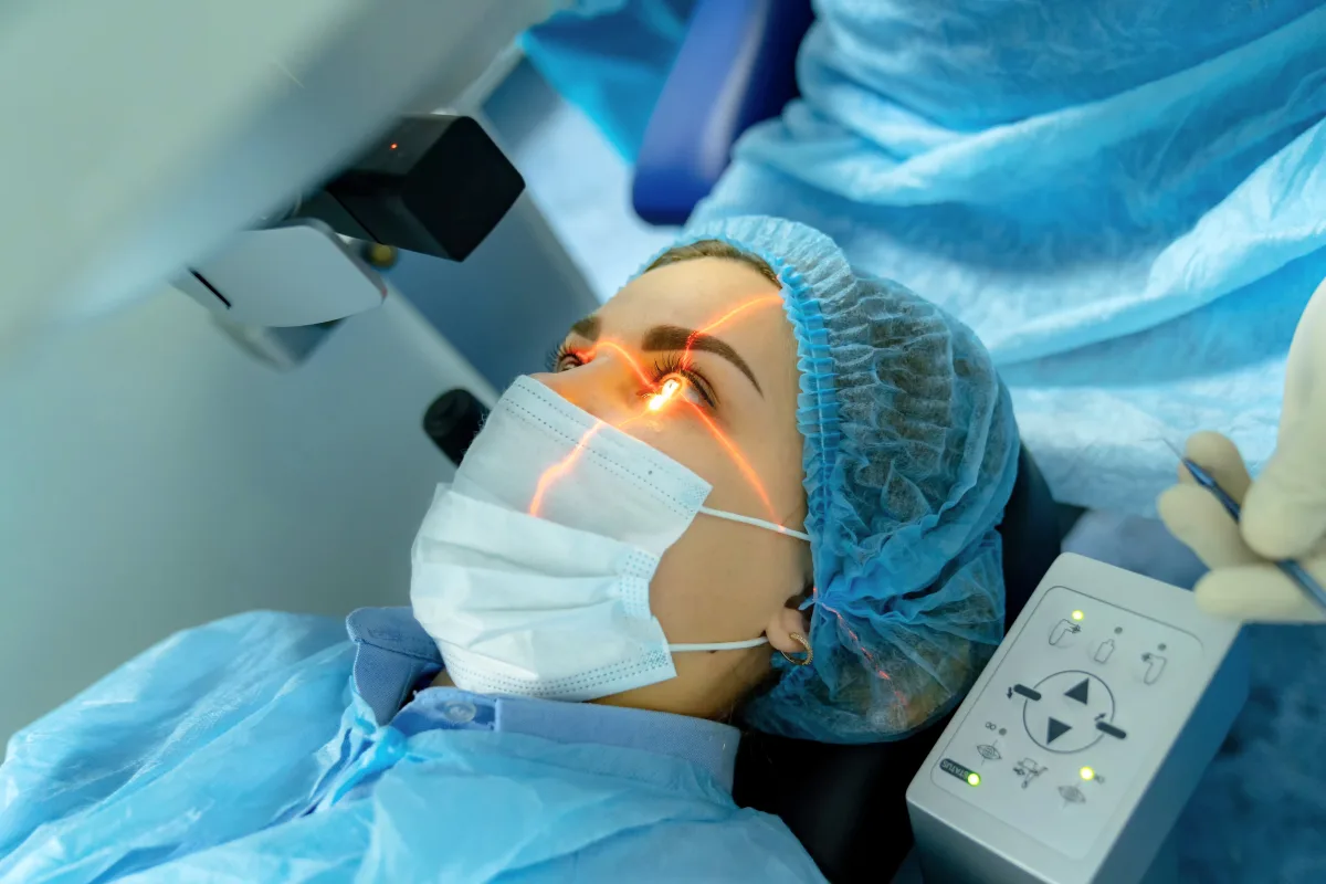 فريق طبي صيني يجري عملية جراحية للعيون عن بعد يزيد عن 4000 كم باستخدام روبوت