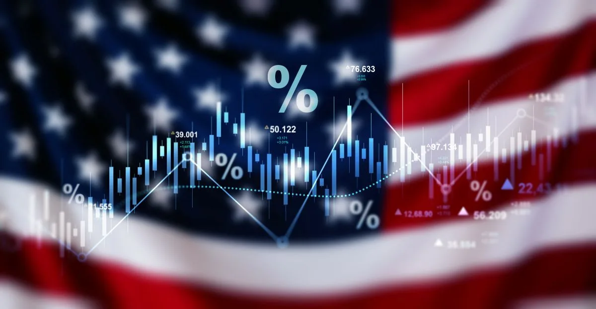 الاقتصاد الأمريكي - رسوم بيانية مالية وأسهم على خلفية العلم الأمريكي