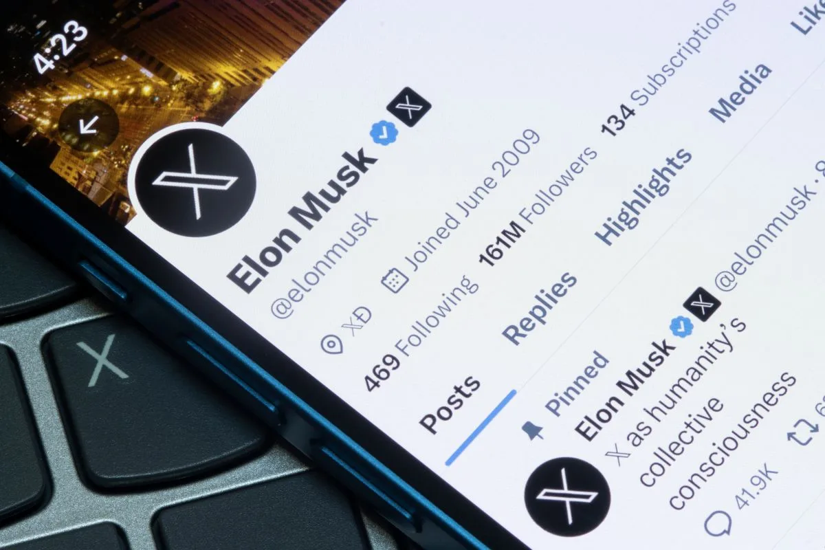 حساب إيلون مسك الرسمي على منصة X يعرض الإحصائيات والمتابعين