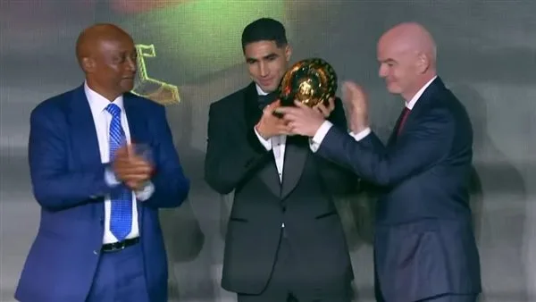 أشرف حكيمي يتوج بجائزة أفضل لاعب كرة قدم إفريقي لعام 2025
