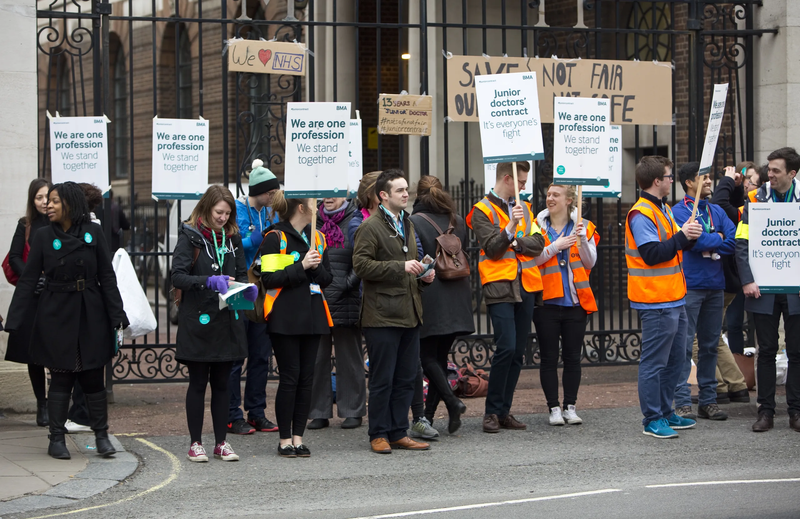 آلاف الأطباء في إنجلترا يضربون عن العمل احتجاجاً على الأجور