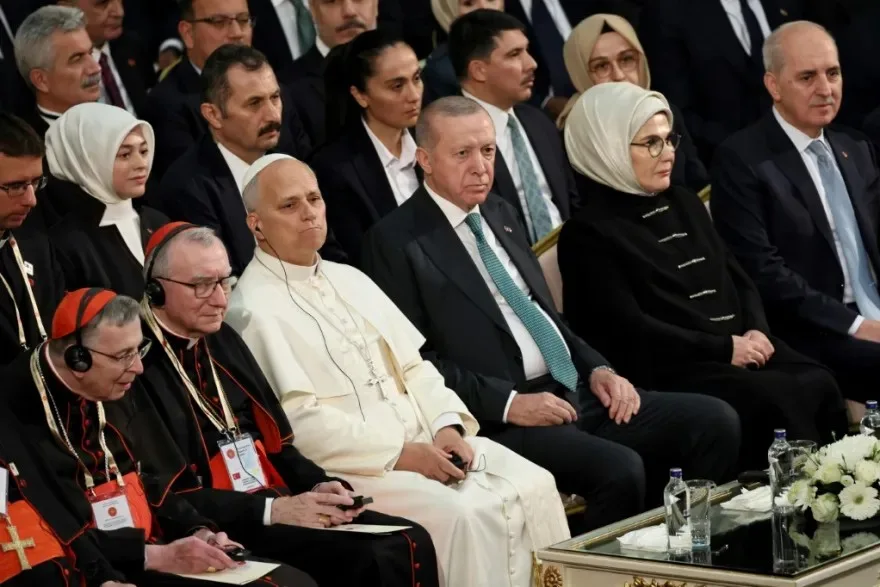 اجتماع رسمي يضم البابا ليو ومسؤولين خلال زيارة إلى تركيا